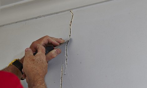 How House Painters Fix Cracks and Wall Damage