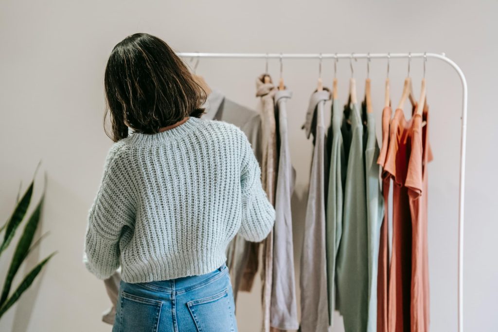 How to Dress Stylishly on a Budget